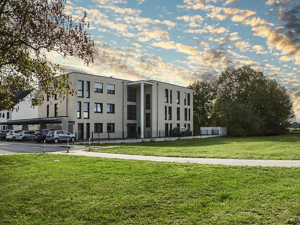 Fertiggestelltes Mehrfamilienhaus in Moers mit heller Klinkerfassade