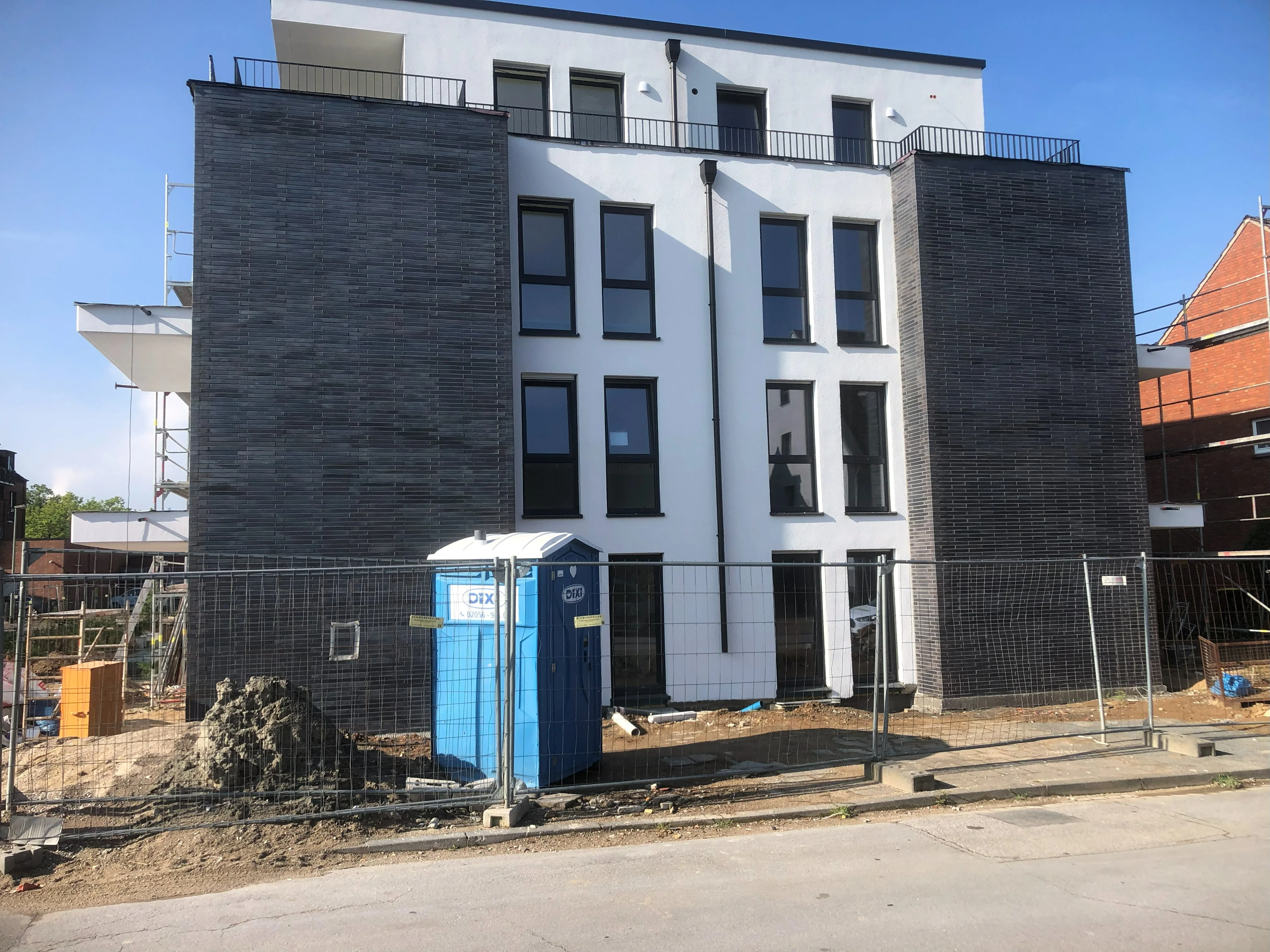 Fertiggestellte helle Fassade eines Mehrfamilienhauses